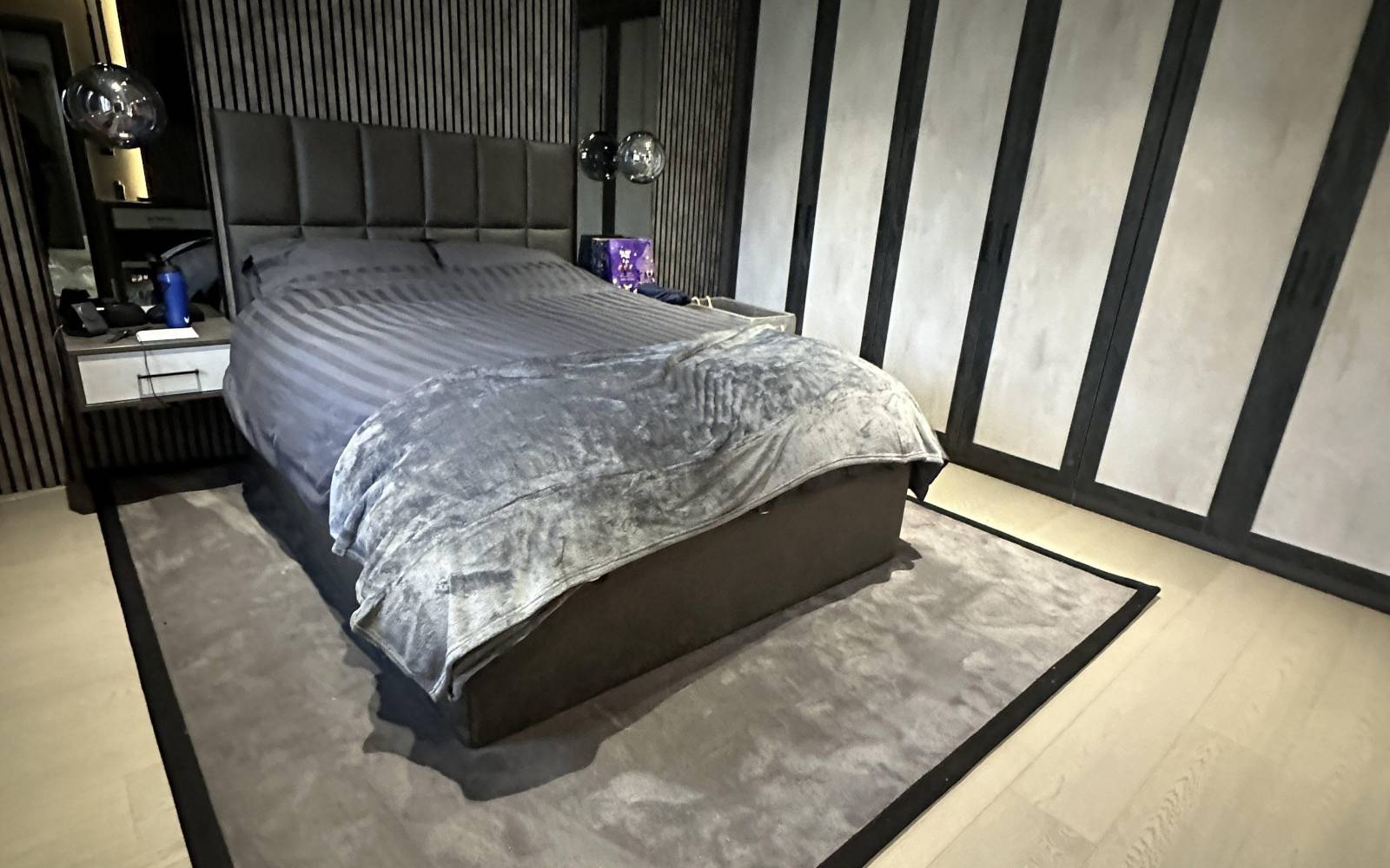 Cheshire Silk Onyx Rug/Black Border